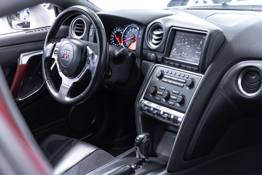 Интерьер Nissan GT-R Offroad Godzilla 2.0 2019 года  (фото 16 из 24)